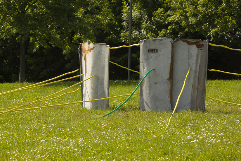 En attendant dimanche, mai 2013 
Installation éphémère, parc du Génitoy de Bussy-Saint-Georges.